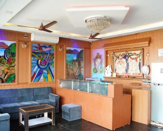 Hotel Srees - Tiruchirappalli - Front desk