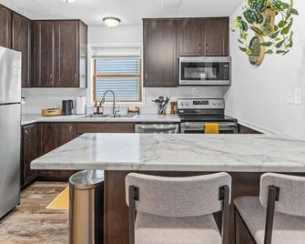 St Paul 6br | 2 Kitchens + Game Room - Lilydale - Kitchen