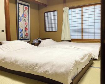 Main building | A guesthouse with a great bath at / Nakatado-gun Kagawa - 九龜市 - 臥室