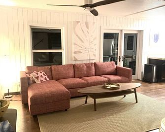 Coco Hideaway, Coco Bay, Green Turtle Cay,Generator & steps to beach-sleeps 4-6. - Green Turtle Cay - Living room