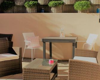 Mini apartment with terrace (without kitchen!) - לוג'אנו - פטיו