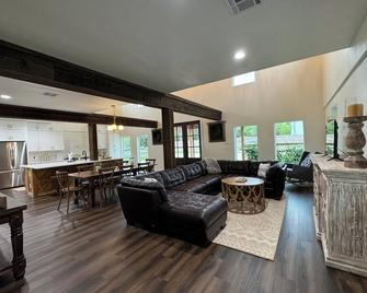 Giant Farmhouse in Santa Fe that sleeps 21 - Alvin - Living room