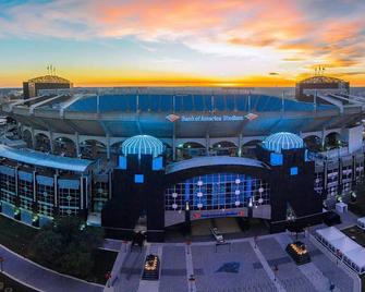 Centrally Located In Uptown Charlotte. Gym, Pool And Free Parking. Walk Everywhere! - تشارلوت (نورث كارولينا) - مبنى