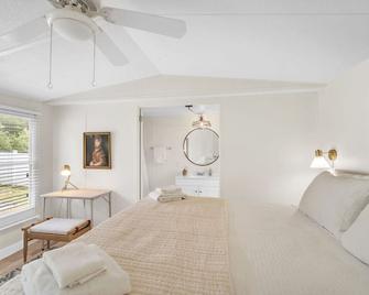 Quaint & Quiet w/ King Bed - Travelers Rest - Bedroom