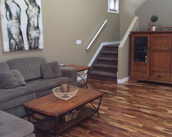 Enjoy your visit in this beautiful, new, clean family and pet friendly cabin. - Windermere - Living room