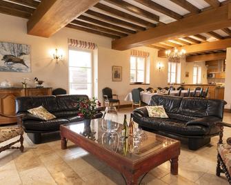 Spacious house, private pool, 10 to 15 p. - Sassay - Sala de estar