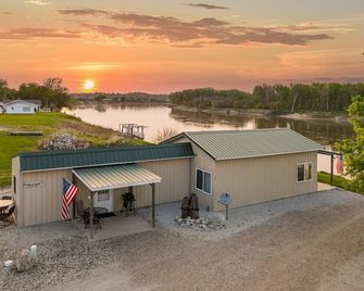 Cozy Riverfront Cabin in Decatur Ideal for Fishing Hunting Relaxation - Onawa - Vista del exterior