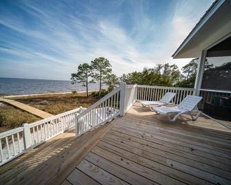 Quiet, Bayfront Seclusion, Dogs Welcome! - Eastpoint - Balcony