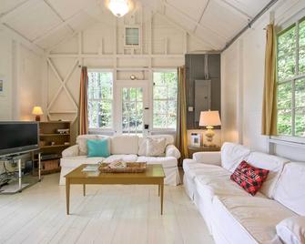 Cozy Stockbridge Cabin - Walk to Beach and Lake! - Stockbridge - Salon