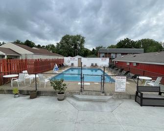 Quality Lodge Sandusky - Sandusky - Pool