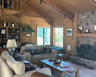 Red Leaf Lodge- Mountain Retreat 5 Star! Central AC, Heating, Game room, Jacuzzi - Shaver Lake - Sala de estar