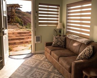 Casita on the Hill in Bluff- Sunrise Views! - Bluff - Huiskamer