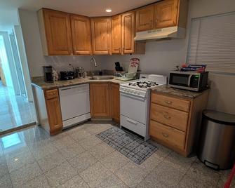 Comfy 2-bedroom apartment with AC, WiFi in Oak Park - Oak Park - Kitchen