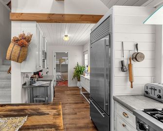 Charming 3-bedroom farmhouse water-front near Saratoga Springs - Schuylerville