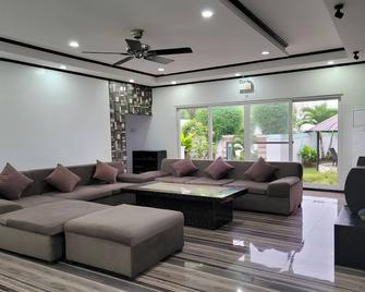 Jewelry Hotel And Resort - Silang - Phòng khách