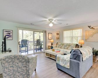 Southport Fall Getaway | Condo with Deck and Pool - Southport - Living room