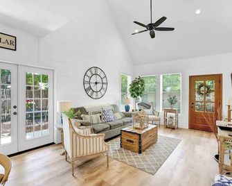 Stunning Home with Hot Tub - Walk to Main - Fredericksburg - Living room