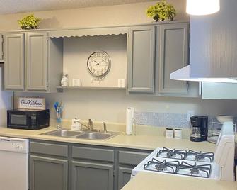 Providing Elegant homes for travel professionals . - Jonesboro - Kitchen