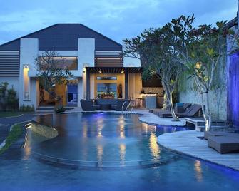 Daluman Villas - Kuta - Piscina