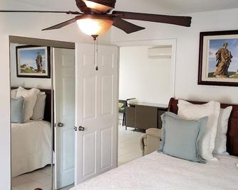No additional fees expect a small one for pets. Minutes from downtown Ocala. - Ocala - Bedroom