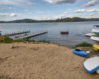 Upper Saranac Lake. Beach/dock/boat ramp. King bed, pets, paddle, hike, Olympic - Tupper Lake - Playa