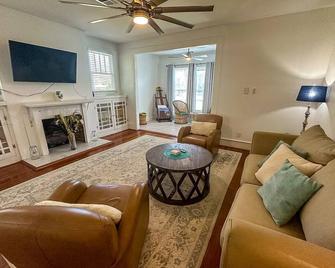 Villa Soaking Tub Private Backyard Downtown - Long Beach - Sala de estar