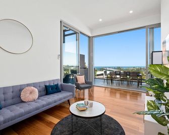 Brand new house, amazing views, walk to the beach! - Kiama - Living room