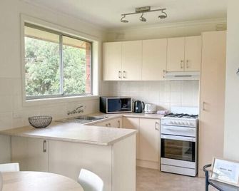 Family Friendly Mt Martha Unit - Mount Martha - Kitchen