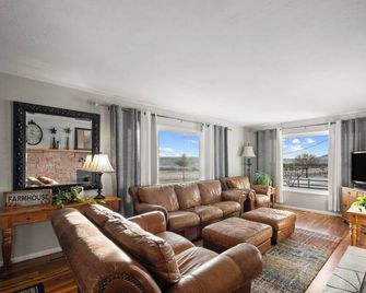 The FarmYard. Private 39-Acre Farmhouse with Views, Wildlife & Space to Unwind - La Grande - Sala de estar