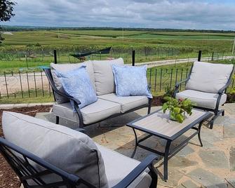 Modern Farmhouse with gorgeous views and lots of farm animals! - Homestead - Patio