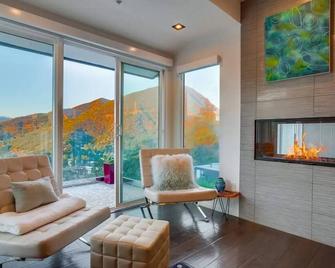 Troy Hill - Los Angeles - Salon