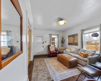 Urban Escape by Mountains w/3BR, Wi-Fi, Laundry - Salt Lake City - Stue