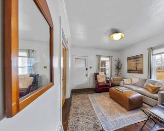 Sugar House Urban Escape: Cozy 3BR Near Mountains w/Wi-Fi & Ample Street Parking - Salt Lake City - Living room