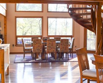 Stunning Cabin Rental with a Hot Tub Overlooking Fishing Creek near Sproul State Forest, Pennsylvania - Mill Hall - Dining room