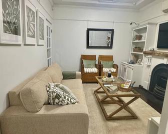 Cosy Hidden Gem with History. Next to Park. Pet Friendly. - West Ryde - Living room