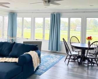 Heart of Tilghman Island | Pet Friendly | Perfect for Weddings Guests & Families - Tilghman Island - Living room