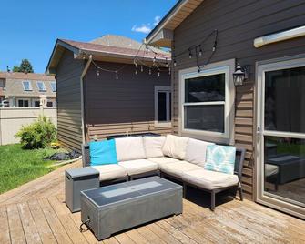 Spacious 5-bedroom Western retreat near, State Parks and Frontier Days Park. - Cheyenne - Patio