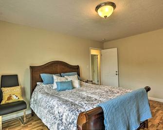 Charming Kelso Home w/ Proximity to Cowlitz River! - Kelso - Спальня