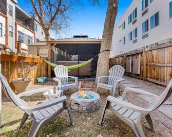 Hot Tub Firepit Pool Table Patio Cozy Downtown Denver - デンバー - テラス