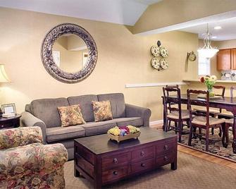 Cw Villas At Fairfield |2br/2ba King Balcony Suite - Villa Rica - Obývací pokoj