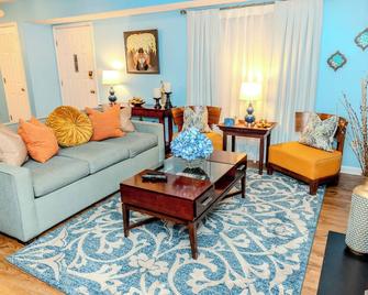 Casa Pavo Real - Spacious, Modern, and Chic Townhome in Norcross! - Norcross - Living room