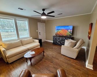 Rock House — The Perfect Place to Land in Newport, AR - Newport - Living room