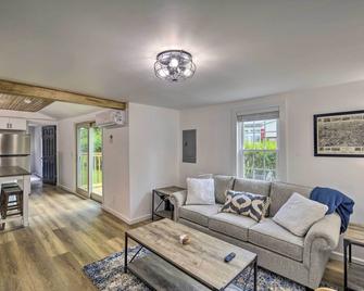 Updated Bristol Retreat about 2 Miles to Downtown! - Bristol - Living room