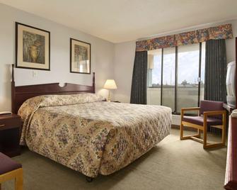 Super 8 by Wyndham Red Deer - Red Deer - Bedroom