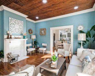 Historic Vibes, Modern Comfort - Athens - Olohuone