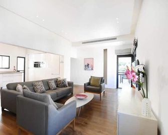 Ester Hamalka by Holyguest - Tel Aviv - Living room