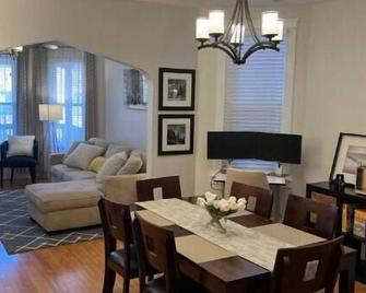 Come rest your tired Chicago traveling feet in this comfy inner city home! - Chicago