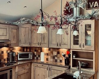 ADA Compliant Cabin. Luxury finishes, pet friendly. Garden, 3 blocks to downtown - Salida - Kitchen