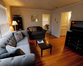 All Inclusive Furnished Duplex In Hillcrestclose To Everything - Little Rock - Living room