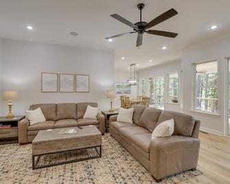 Luxury Lakefront Retreat with Deck and Patio! - Fairfield Bay - Sala de estar